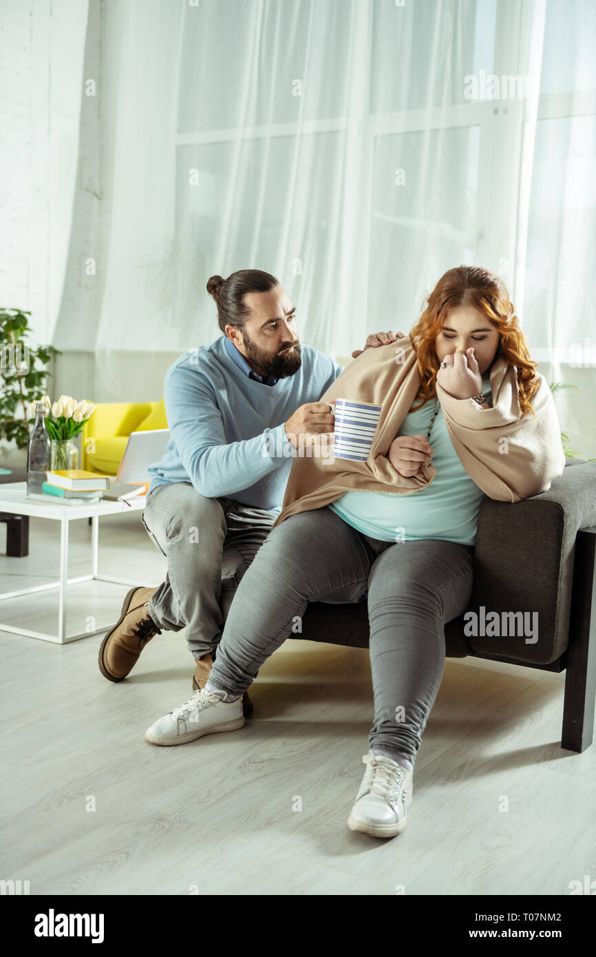 Heureux négatifs fille rousse parler de ses complexes Banque D'Images