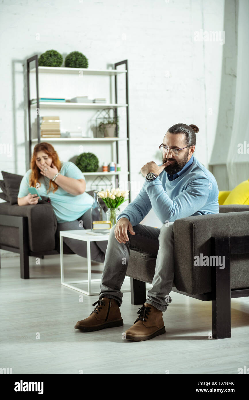L'excès de bâillements ennuyer personne de sexe féminin au cours de la consultation Banque D'Images
