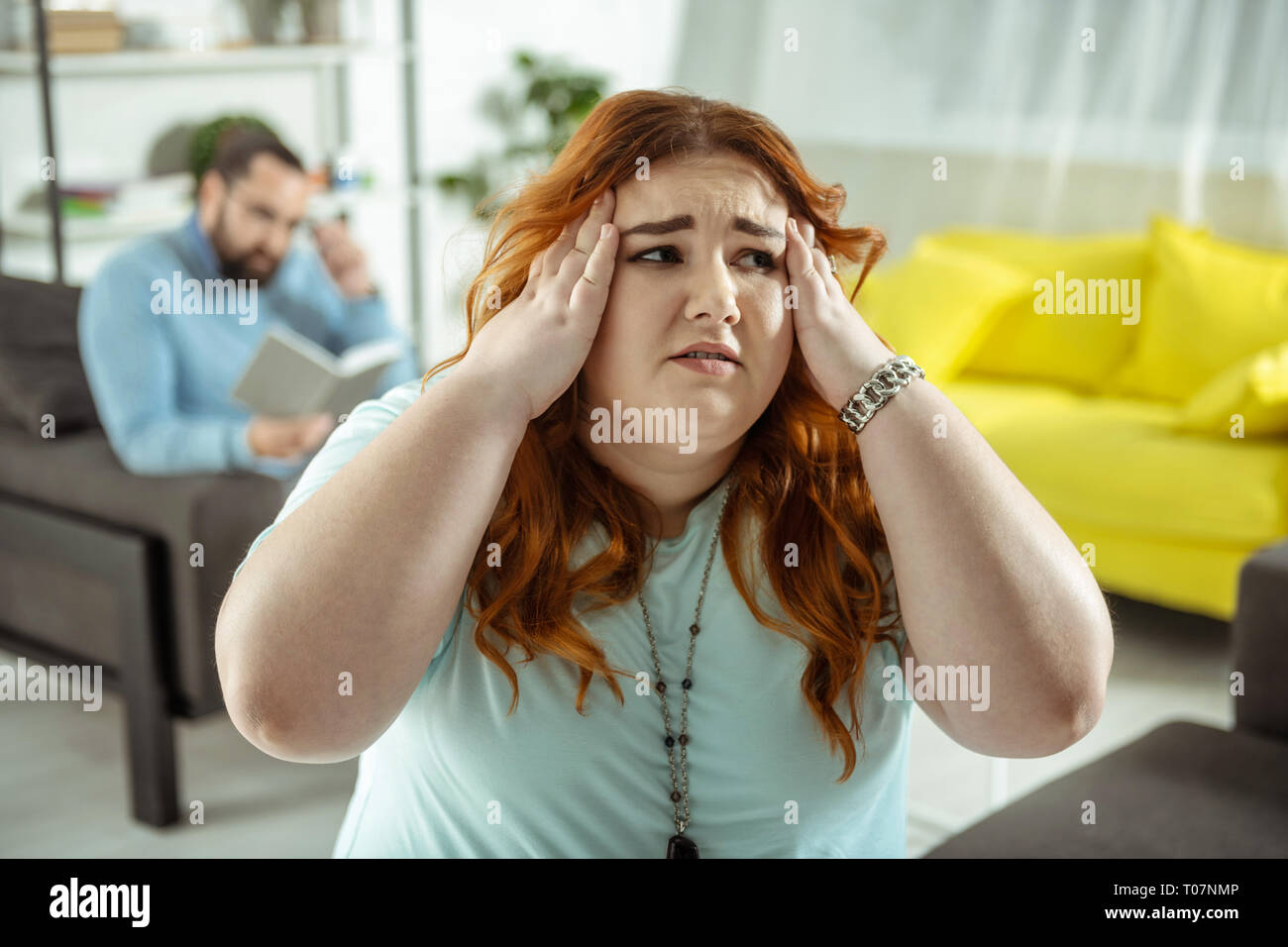 Portrait de femme inquiète que de toucher sa tête Banque D'Images