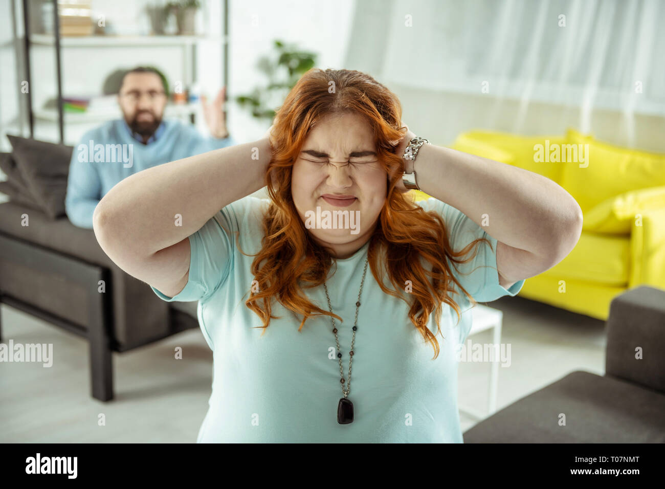 Portrait de jeune fille émotionnelle que couvrant ses oreilles Banque D'Images