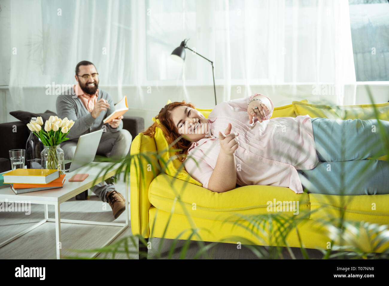 Heureux femelle dodus personne pointant à l'appareil photo Banque D'Images