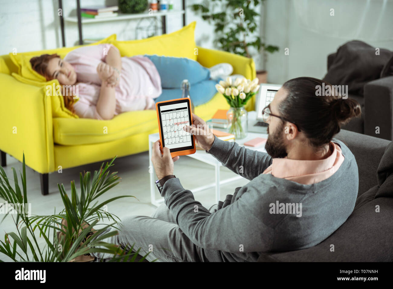 Thérapeute sérieux assis en face de sa grande taille visiteur Banque D'Images