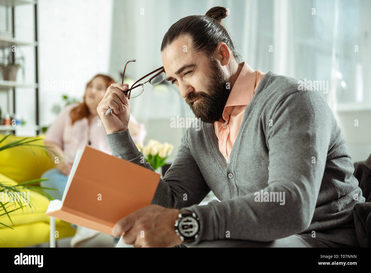 Homme barbu concentré contrôler son temps-table Banque D'Images