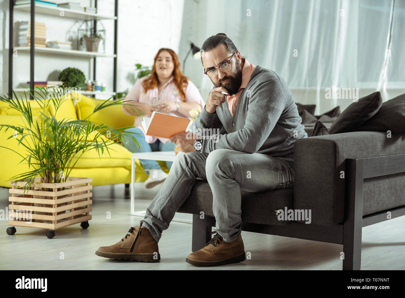 Homme barbu sérieux personne création d'un plan d'action Banque D'Images