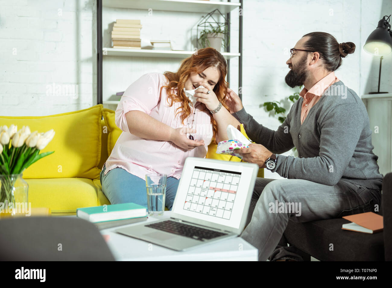 Plaisir positif girl rire tout en parlant avec le thérapeute Banque D'Images