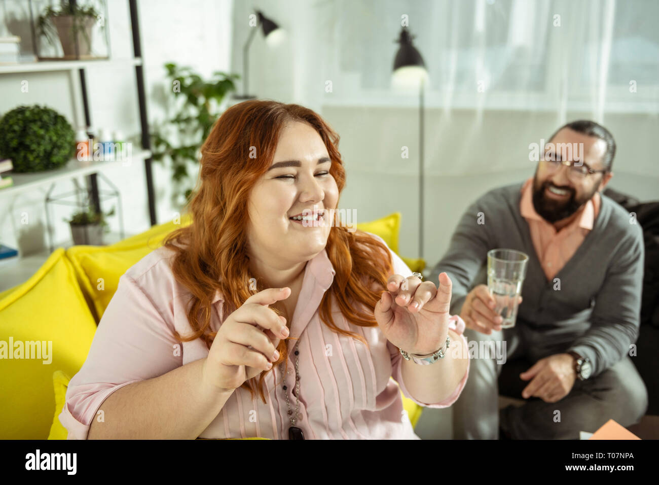 Charmante fille rousse lui rendre visite à son thérapeute avec plaisir Banque D'Images