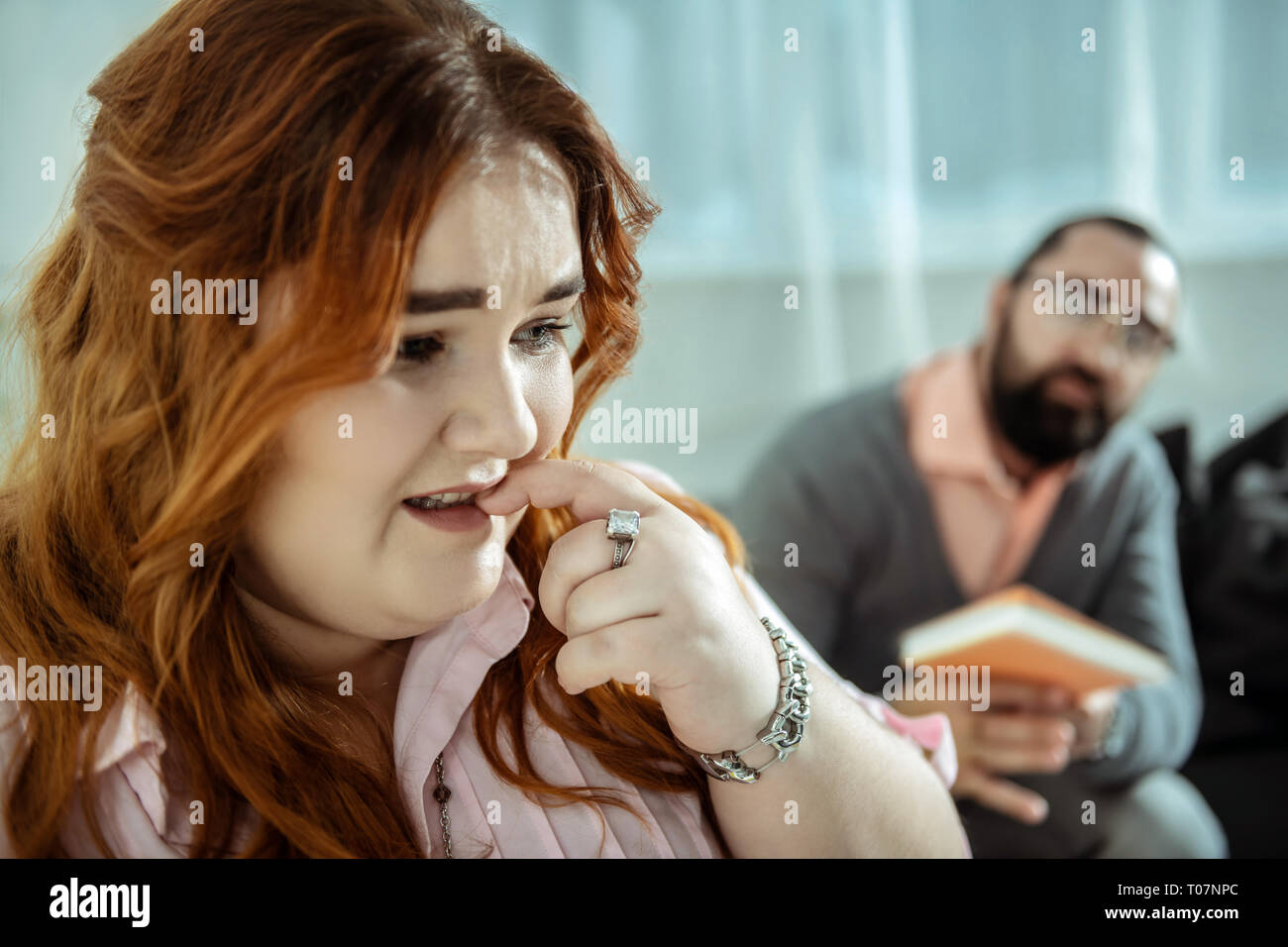 Close up of red-haired woman que toucher la bouche Banque D'Images