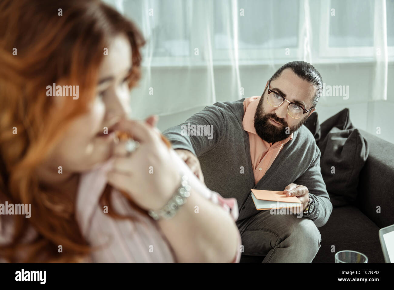 Psychologue compétente consulting sa triste client surpoids Banque D'Images