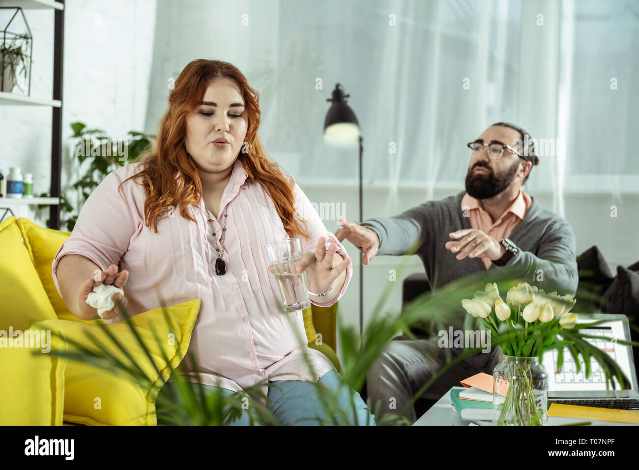 Surpoids attentionné femme personne travaillant avec le psychologue Banque D'Images