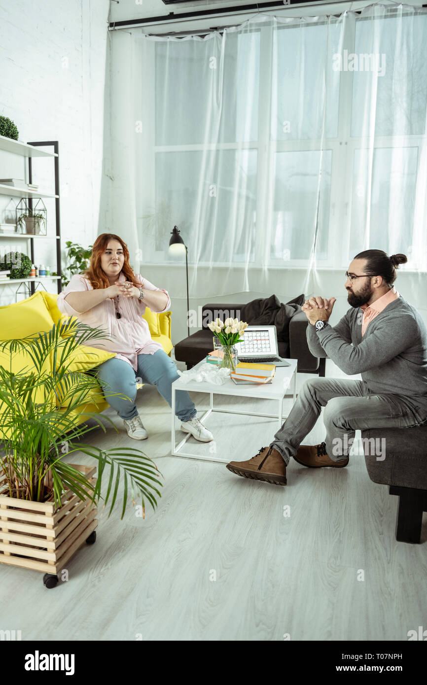 Thérapeute professionnel démontrant les exercices pour la relaxation émotionnelle Banque D'Images