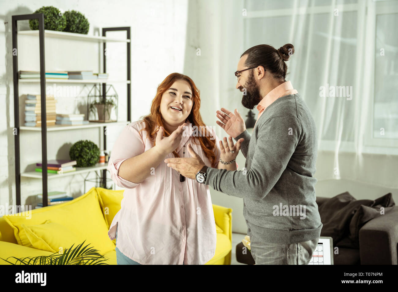 Les gens heureux positif à l'un l'autre Banque D'Images