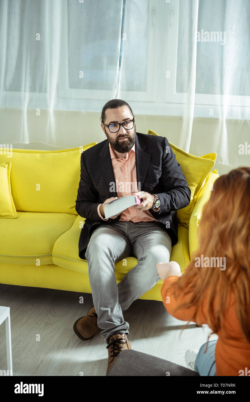 Élégant attentionné à l'écoute de son psychologue syndicat Banque D'Images