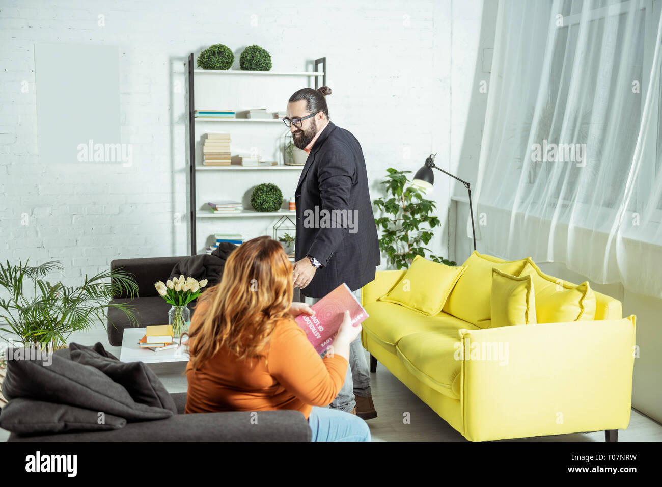 Homme barbu joyeux personne debout en position semi Banque D'Images