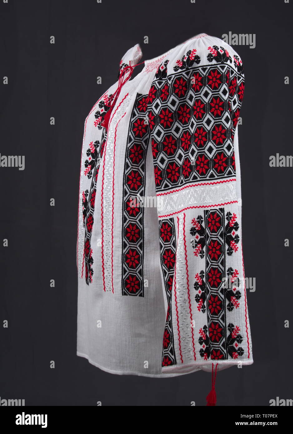 Brodé main blouse paysanne roumaine traditionnelle partie de le costume traditionnel Banque D'Images