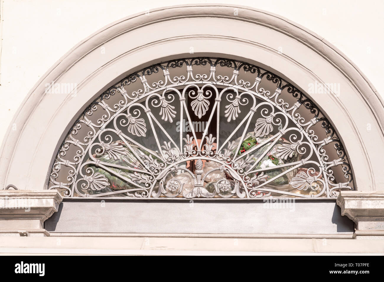 Grille en fer forgé ornée de vieille lunette en centre-ville, tourné en hiver la lumière à Crémone, en Lombardie, Italie Banque D'Images