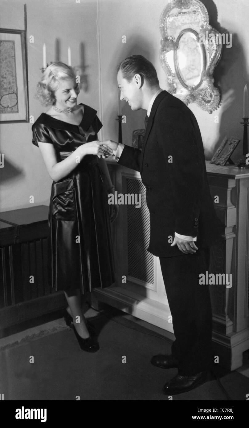 Les gens, la société, des règles de politesse, l'accueil, vous devez d'abord saluer la ménagère, scène, 1950 Additional-Rights Clearance-Info-Not-Available- Banque D'Images