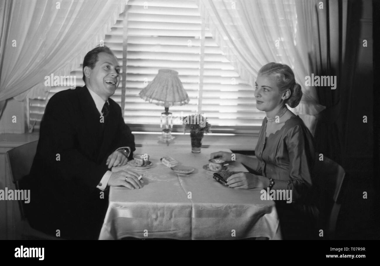 Les gens, des couples, couple dans le restaurant, scène, 1950 Additional-Rights Clearance-Info-Not-Available- Banque D'Images