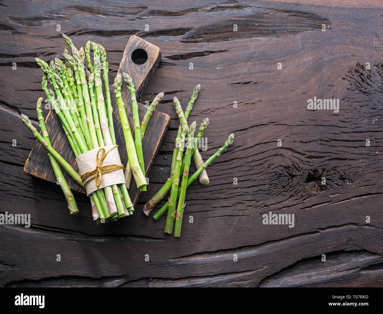 Les jeunes pousses d'asperges vertes sur table en bois. Vue d'en haut. Banque D'Images