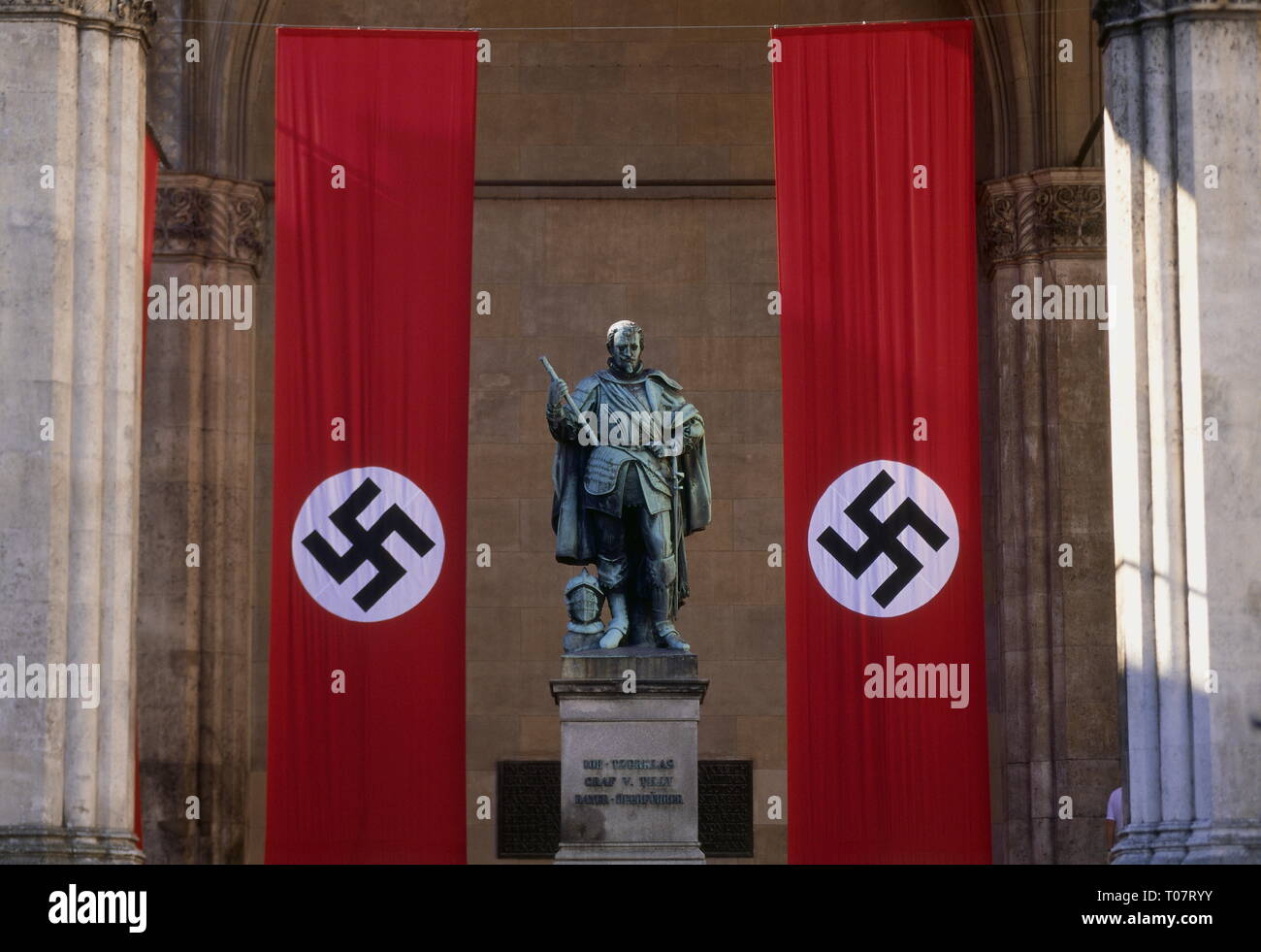 Drapeaux, drapeau, drapeaux, drapeau, Allemagne, Drapeau à croix gammée au champ, Feldherrnhalle (Maréchaux' Hall), Odeonsplatz (square), Munich, septembre 1999, à l'ocassion de la fusillade à la saga de la télévision ZDF 'Sturmzeit', statue monument Johann Tsaercles Additional-Rights Clearance-Info,--Not-Available Banque D'Images