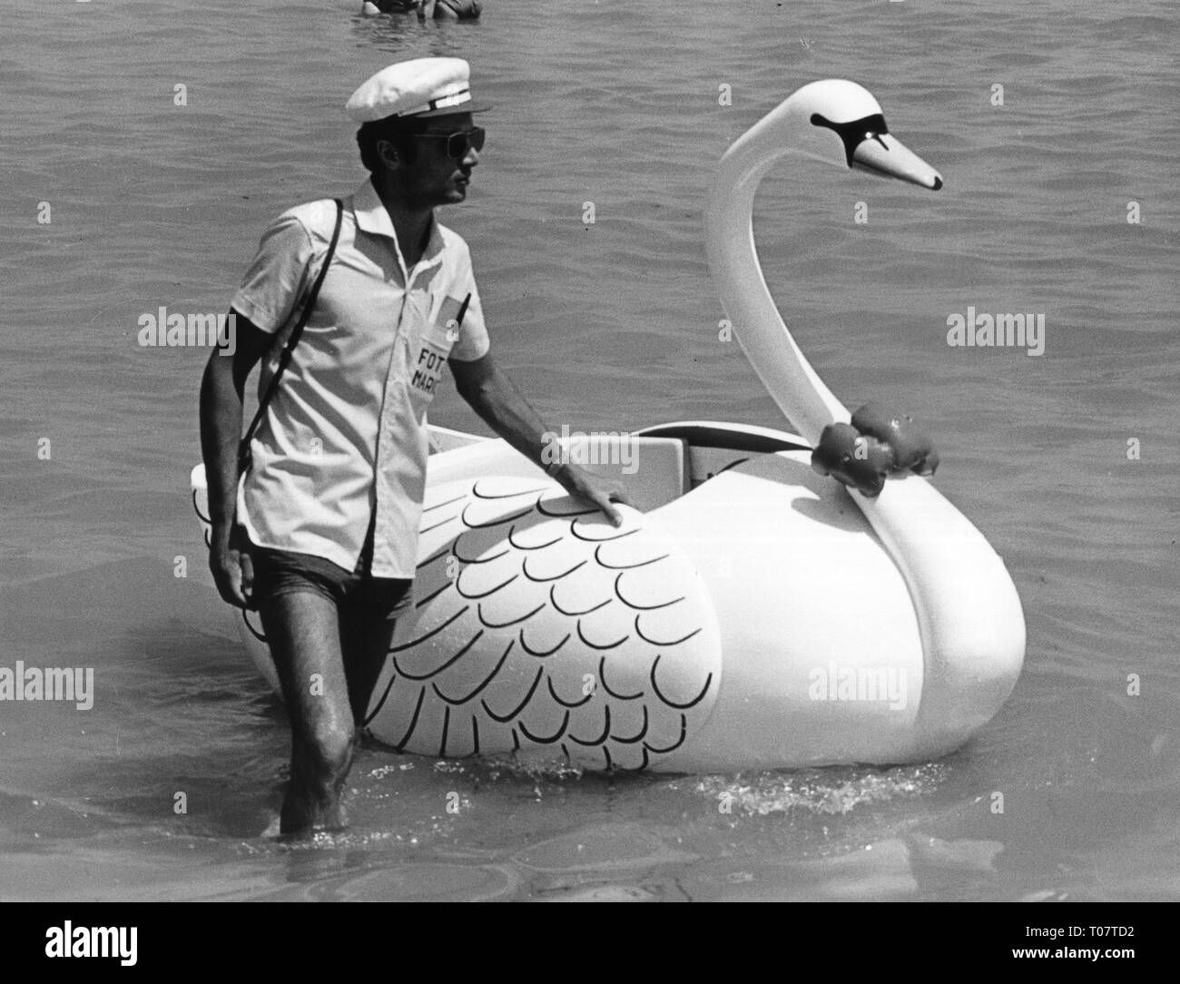 Office du tourisme, photographe sur la plage, vers 1970, Additional-Rights Clearance-Info-Not-Available- Banque D'Images