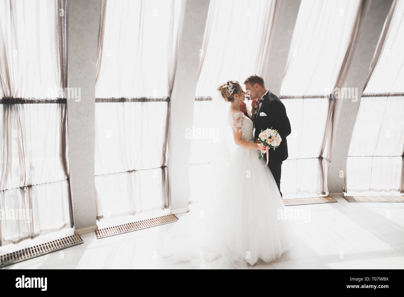 Jeune couple, Belle Mariée Le Marié avec portrait Banque D'Images