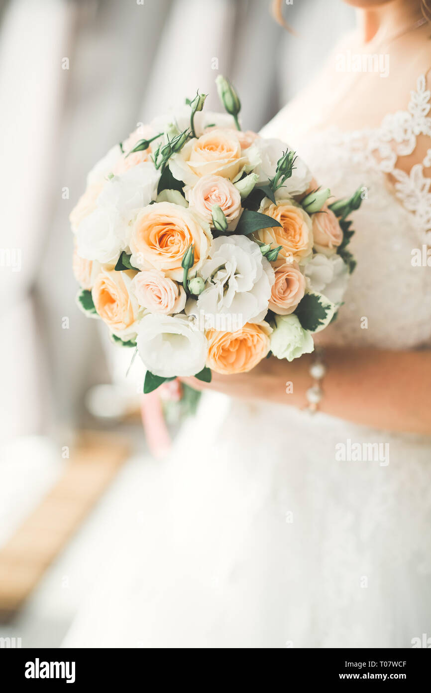 Bride holding grand et beau mariage bouquet de fleurs Banque D'Images