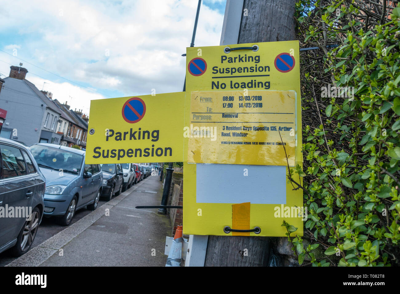 Un avis précisant les restrictions de stationnement. Banque D'Images