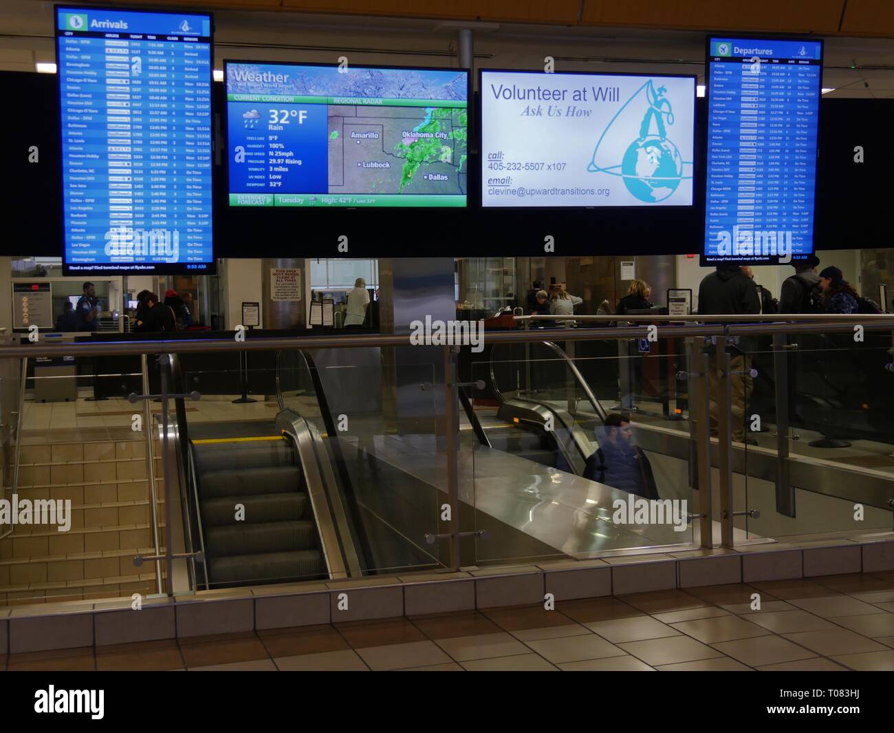 OKLAHOMA CITY, États-Unis —FÉVRIER 2018 : tableaux d'état des vols numériques pour les arrivées et les départs à l'intérieur de l'aéroport Will Rogers World d'Oklahoma City. Banque D'Images