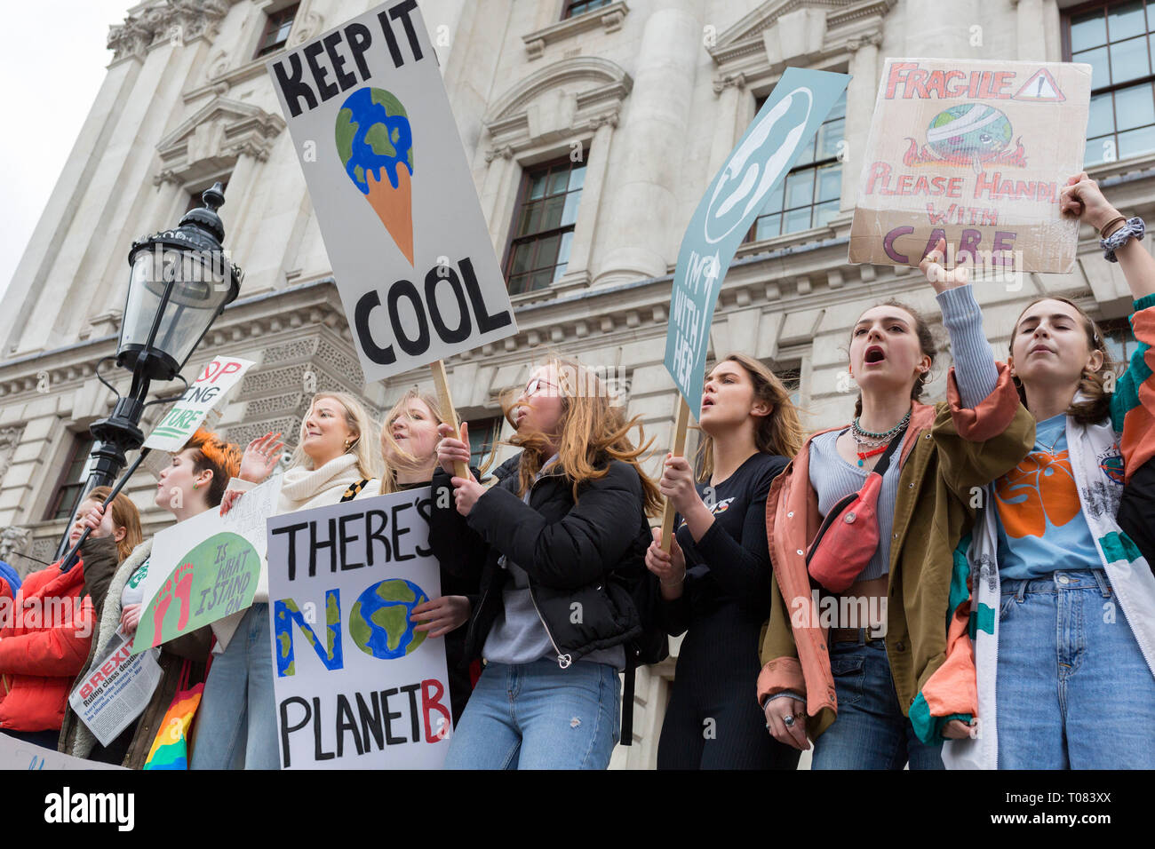 Inspiré par l'adolescente suédoise Greta Thunberg et organisés par des jeunes 4 Grève le climat, éco-britannique au courant l'école et le collège d'âge scolaire doivent protester contre le changement climatique l'inaction dans Whitehall pendant leurs classes de débordement, le 15 mars 2019, à Westminster, Londres, en Angleterre. Banque D'Images