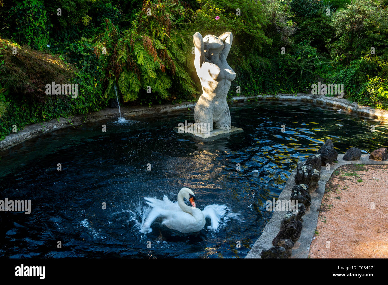 Sculpture d'une femme nue dans un étang avec un cygne en jardin Lecoq
