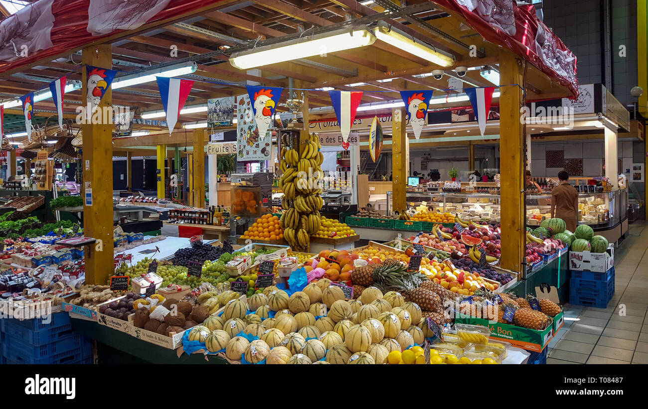 Variété de fruits, marché Saint Pierre, Clermont Ferrand, Auvergne, France Banque D'Images