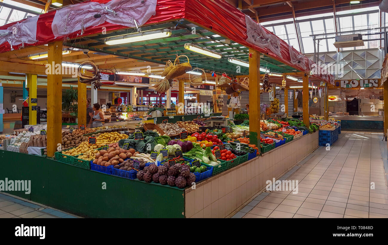 Variété de légumes, marché Saint Pierre, Clermont Ferrand, Auvergne, France Banque D'Images