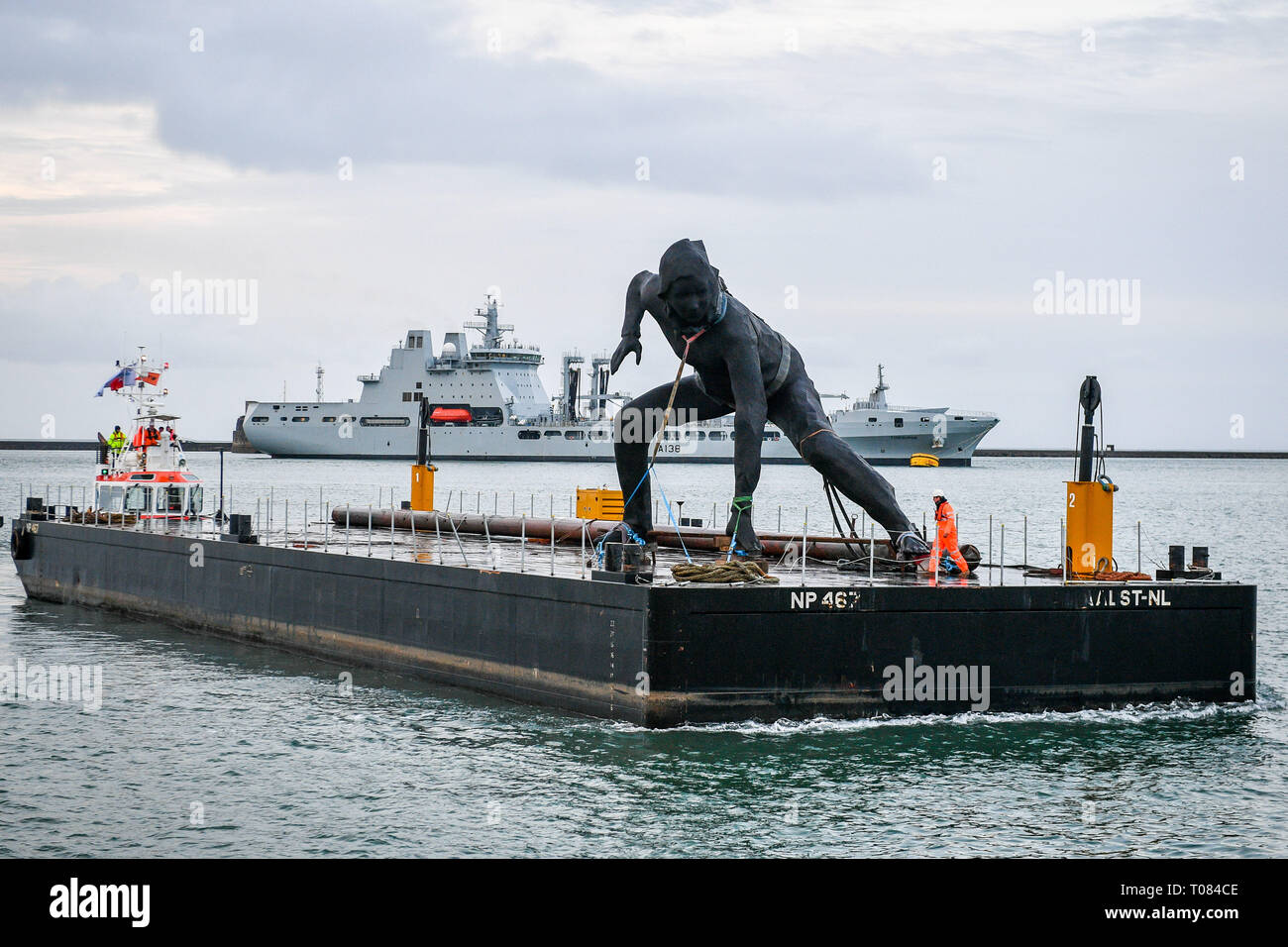 Messenger, la plus grande sculpture en bronze au Royaume-Uni, arrive à Plymouth Sound par barge comme il fait son chemin pour être installé à l'extérieur du Theatre Royal, plymouth Devon. Banque D'Images