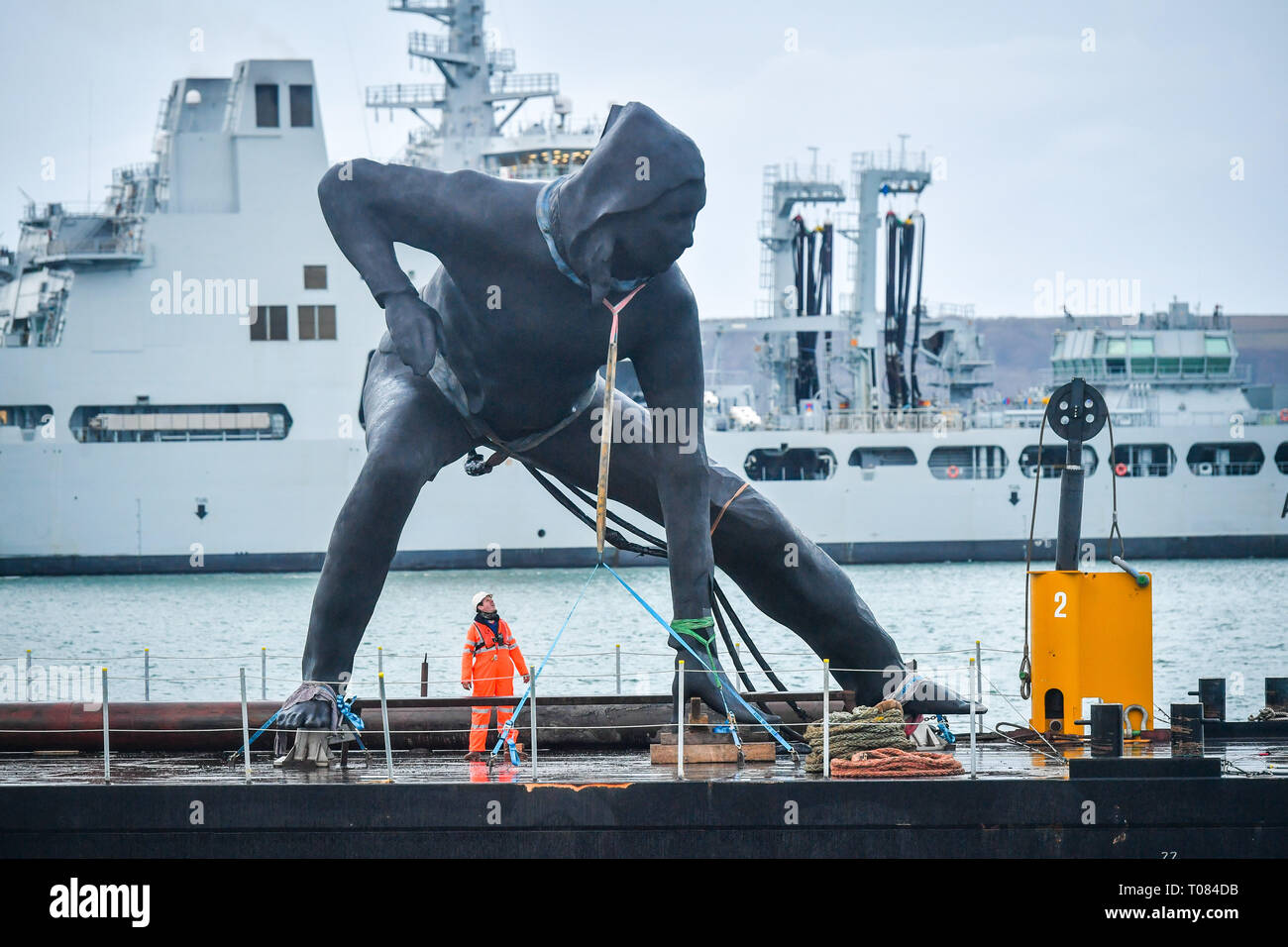 Messenger, la plus grande sculpture en bronze au Royaume-Uni, arrive à Plymouth Sound par barge comme il fait son chemin pour être installé à l'extérieur du Theatre Royal, plymouth Devon. Banque D'Images