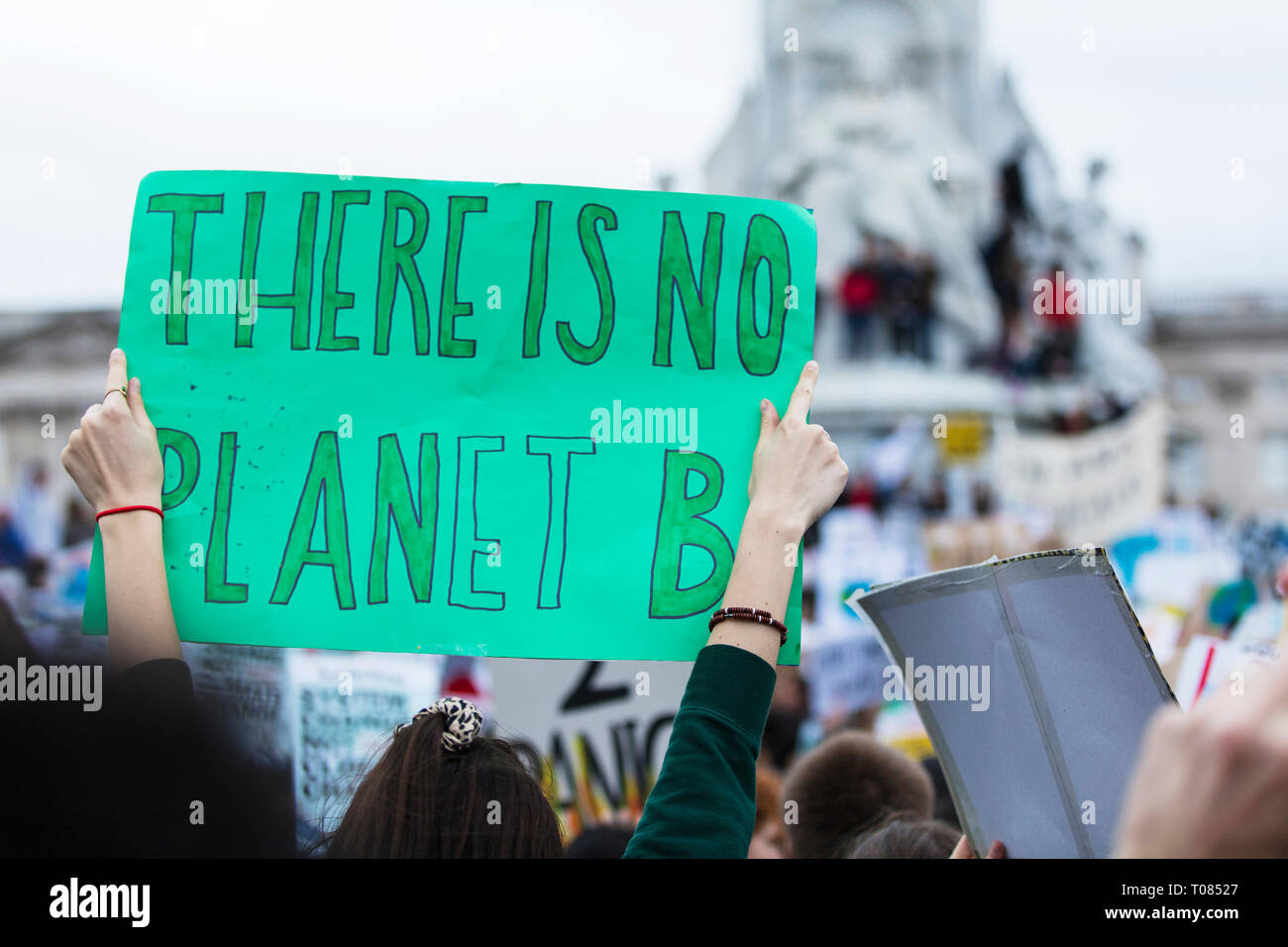 Personnes avec des banderoles de protestation dans le cadre d'un changement climatique mars Banque D'Images