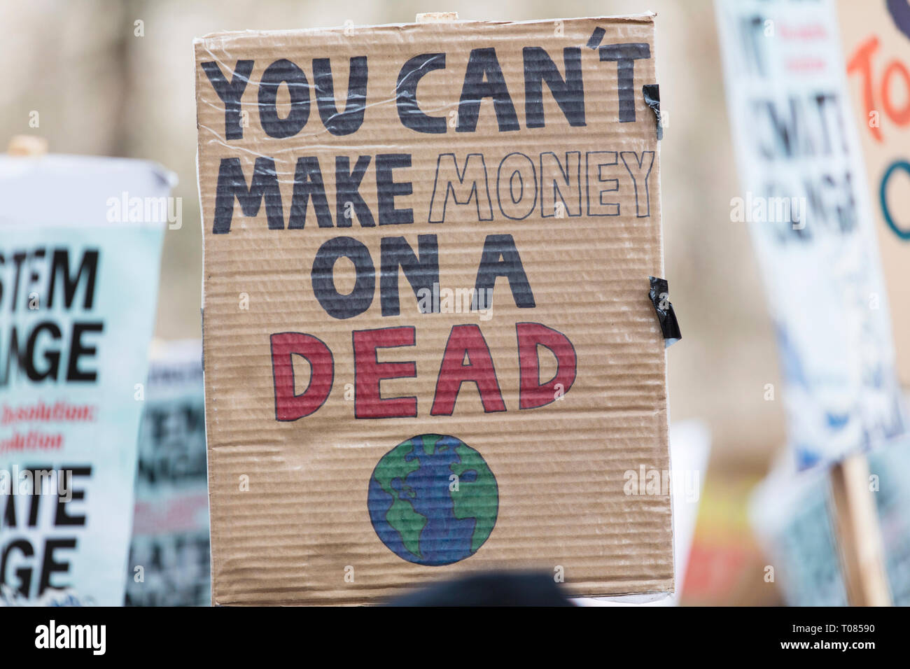 Personnes avec des banderoles de protestation dans le cadre d'un changement climatique mars Banque D'Images