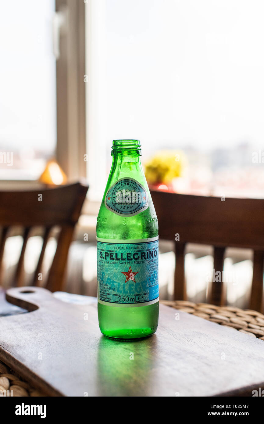 Éditorial - 250ml en verre San Pellegrino bouteille d'eau pétillante  naturelle sur une table avec lumière naturelle. l'eau minérale. Istanbul /  Turquie 16/03/2019 Photo Stock - Alamy