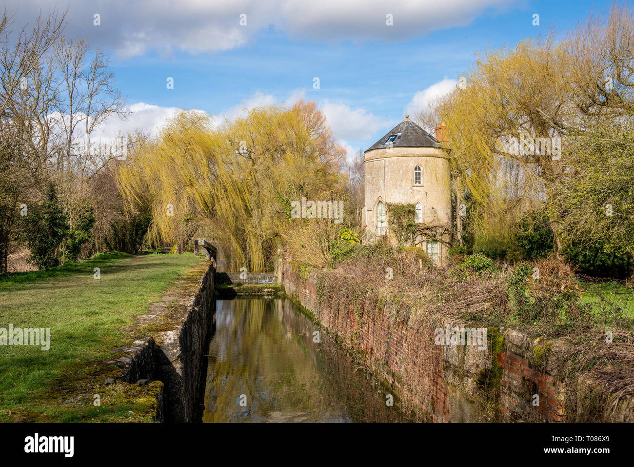 Vue sur le Cerney Wick lock et Roundhouse sur la Severn - Canal Thames, Royaume-Uni Banque D'Images