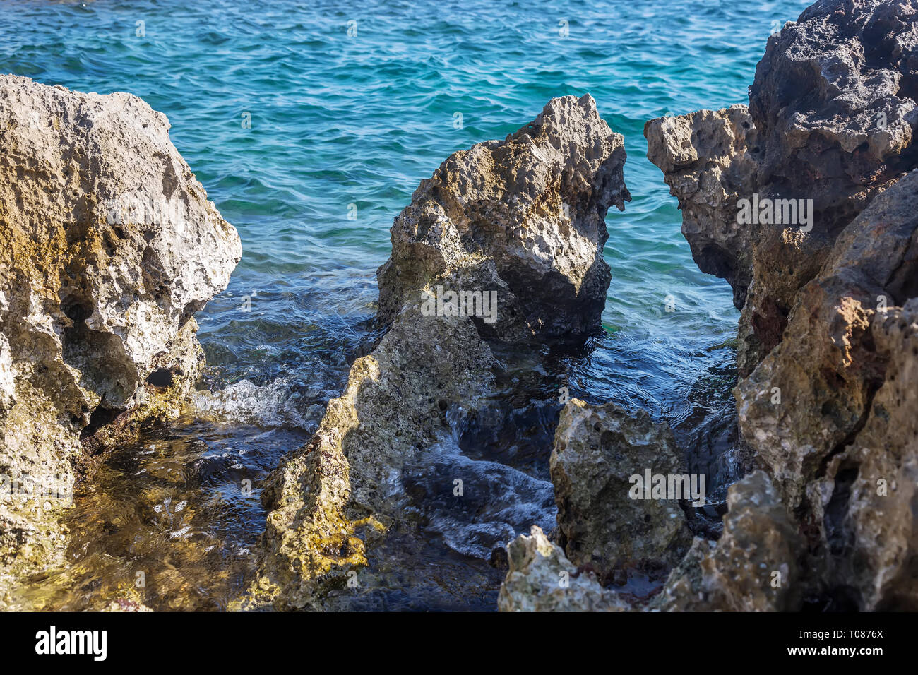 Les roches calcaires robuste et d'une mer bleue Banque D'Images