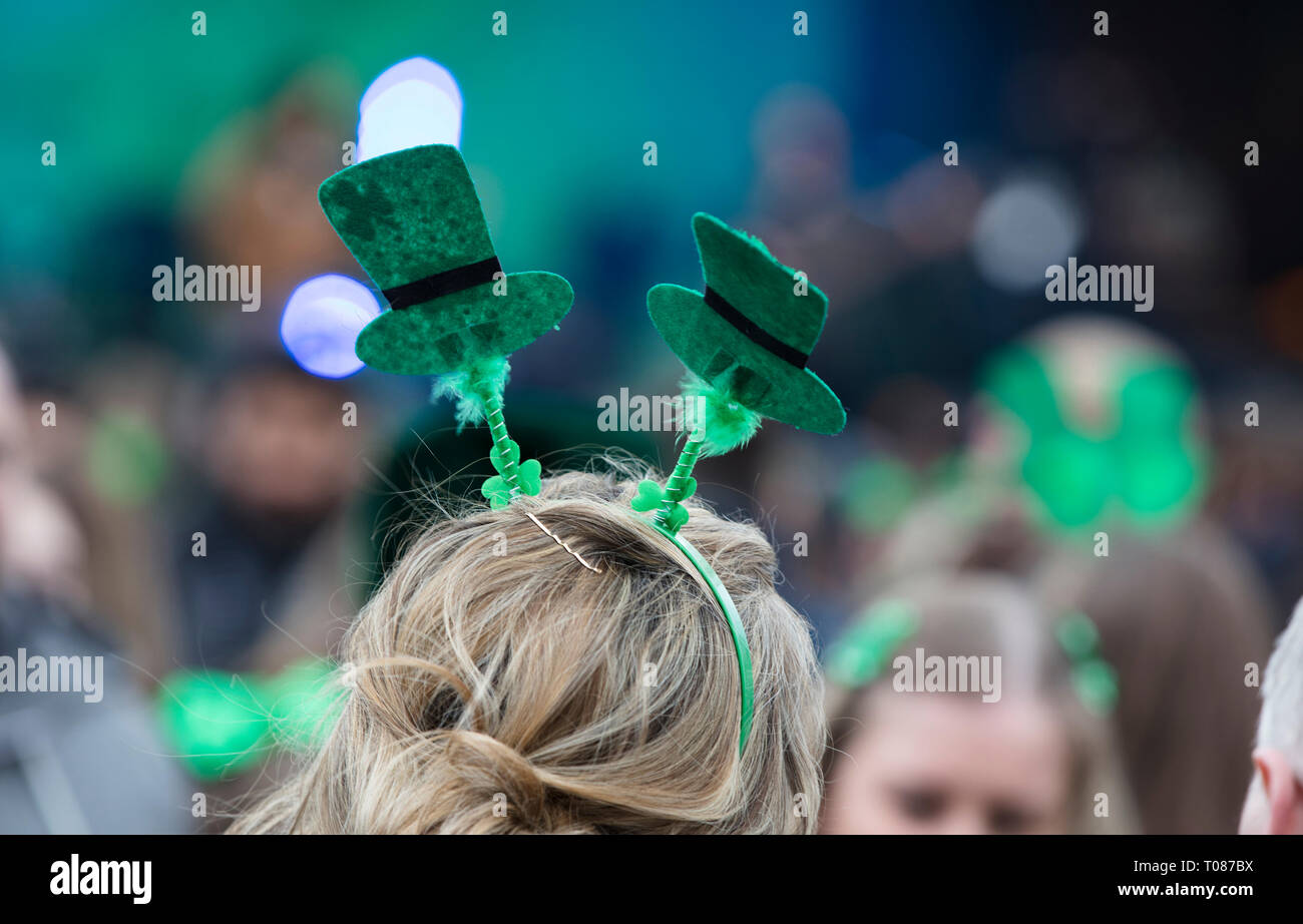 Gens portant des bandeaux St Patricks day à une St Patrick's Day event Banque D'Images