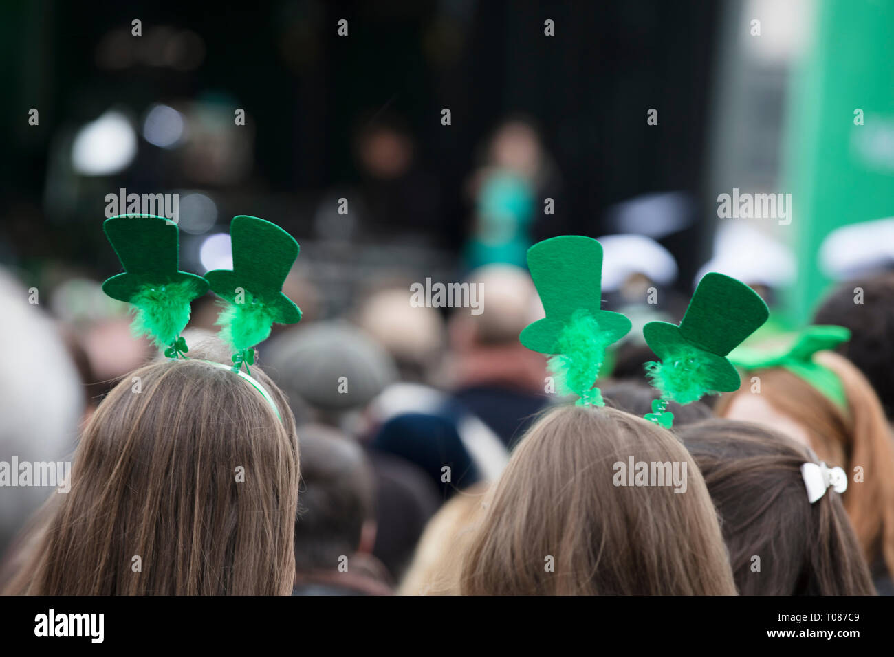 Gens portant des bandeaux St Patricks day à une St Patrick's Day event Banque D'Images