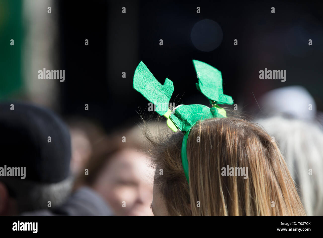 Gens portant des bandeaux St Patricks day à une St Patrick's Day event Banque D'Images