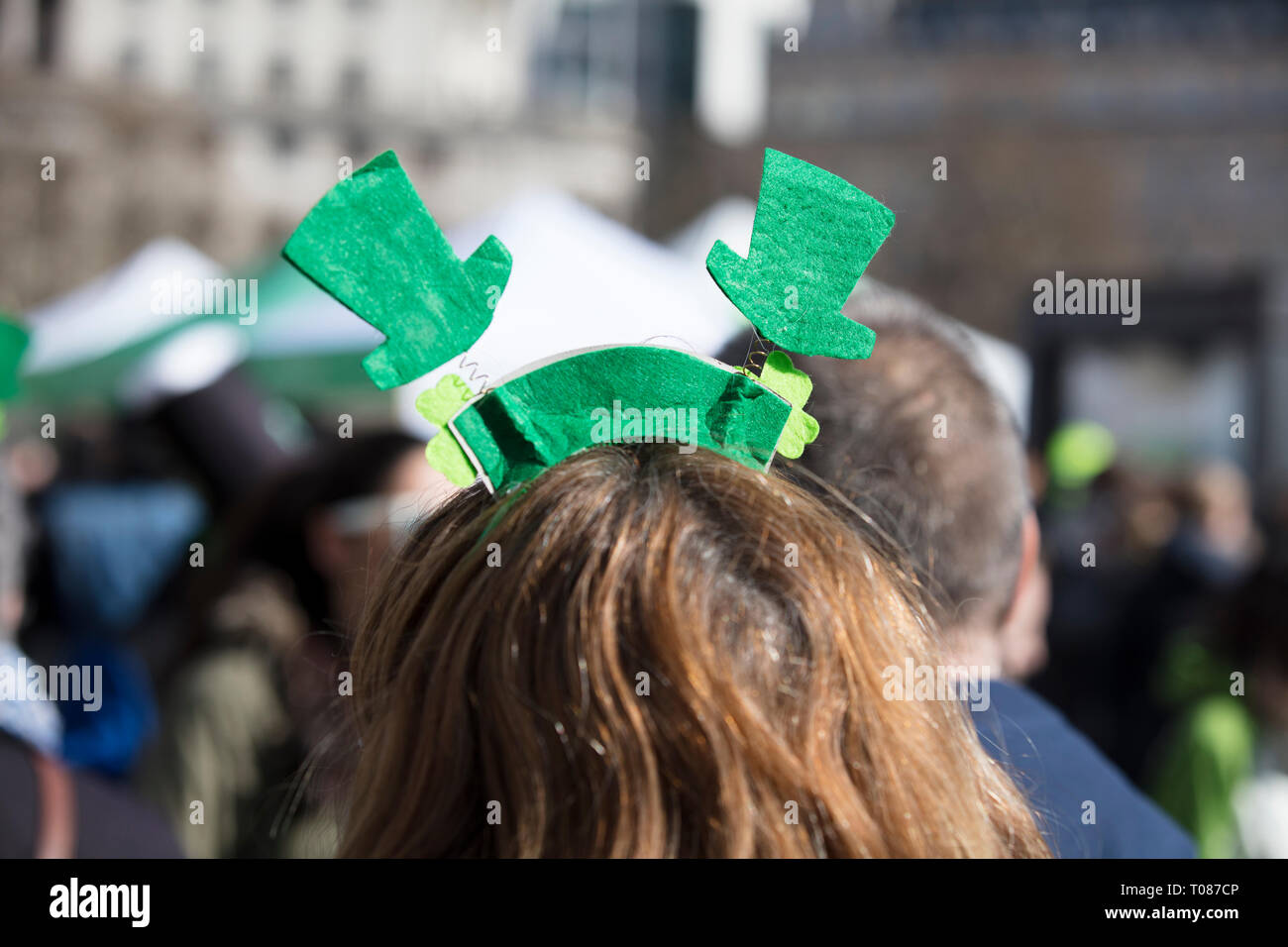 Gens portant des bandeaux St Patricks day à une St Patrick's Day event Banque D'Images