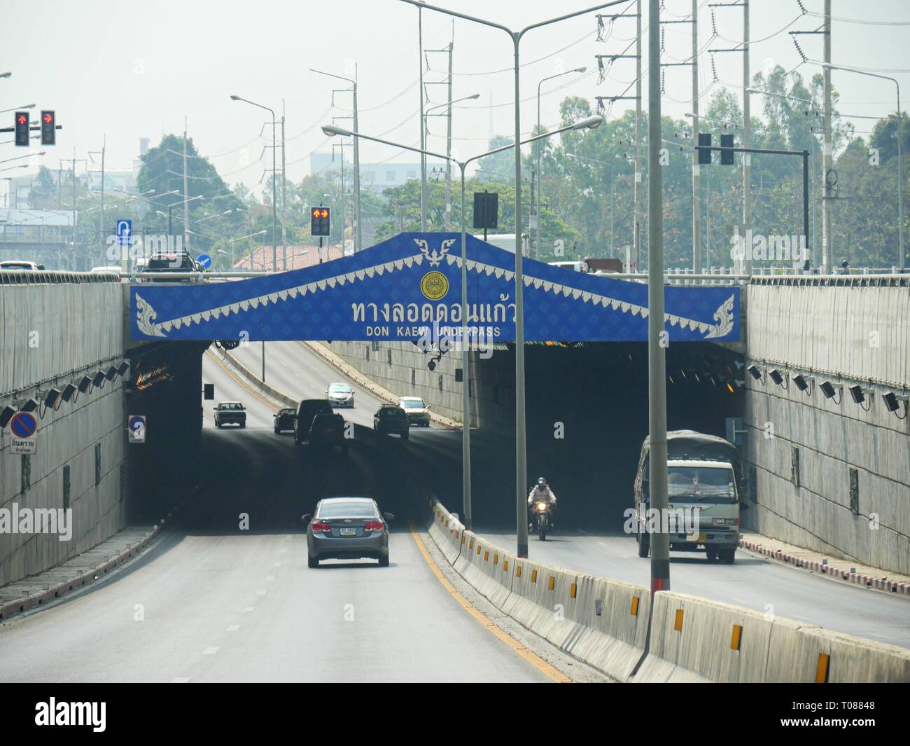 CHIANG MAI, THAÏLANDE—MARS 2018: Les véhicules passent par le passage souterrain de Don Kaew à Chiang Mai. Banque D'Images
