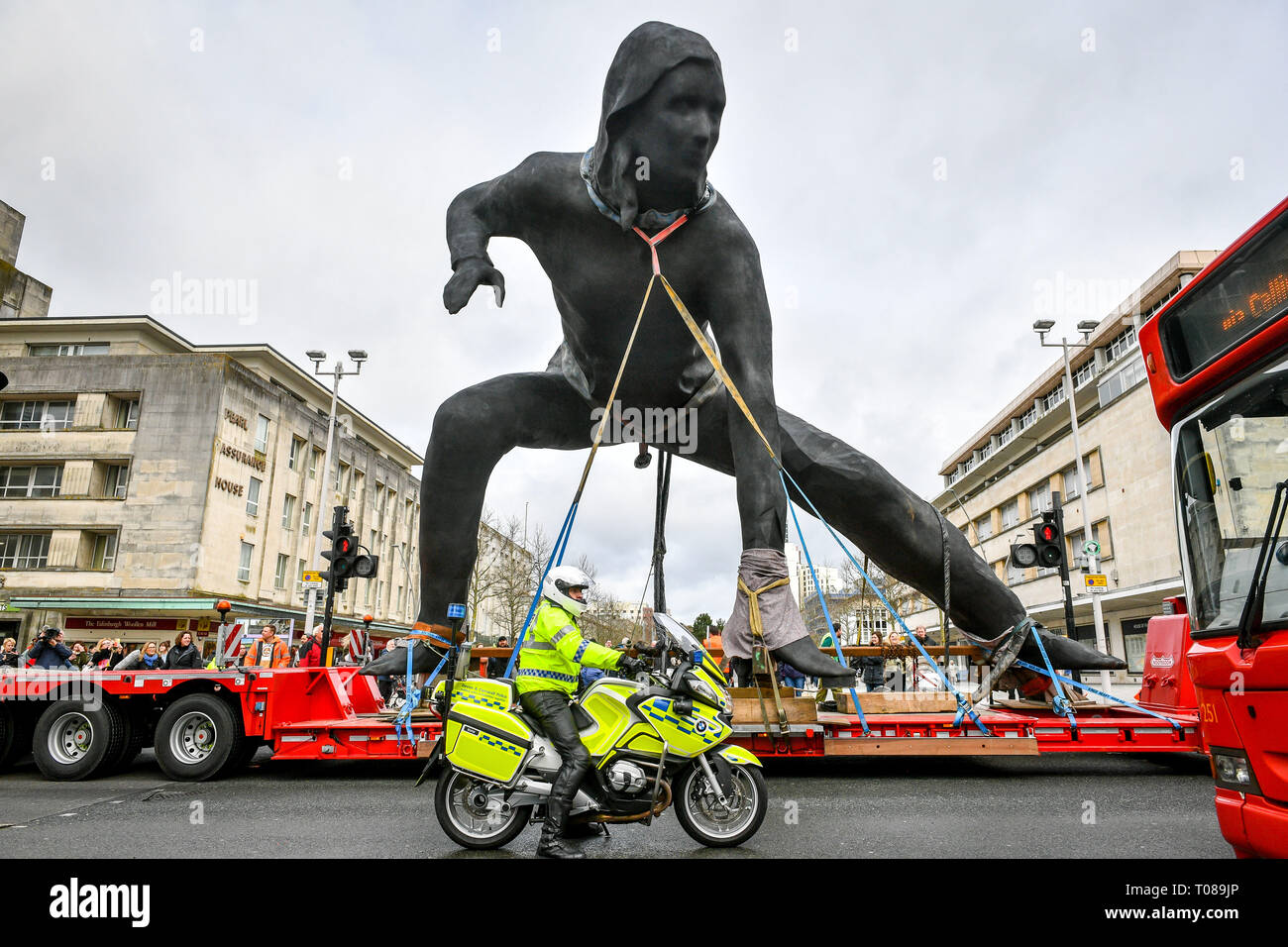 Messenger, la plus grande sculpture en bronze au Royaume-Uni, fait son chemin sur une camion pour être installé à l'extérieur du Theatre Royal, plymouth Devon. Banque D'Images