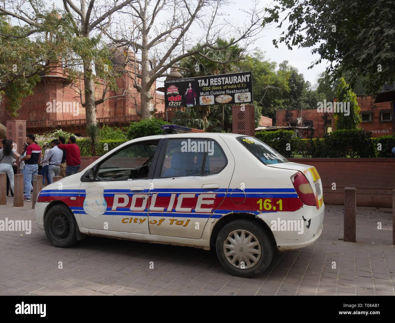 AGRA, UTTAR PRADESH, INDE--MARS 2018: Gros plan d'une voiture de police de la ville de Taj garée à l'extérieur du Taj Mahal Banque D'Images