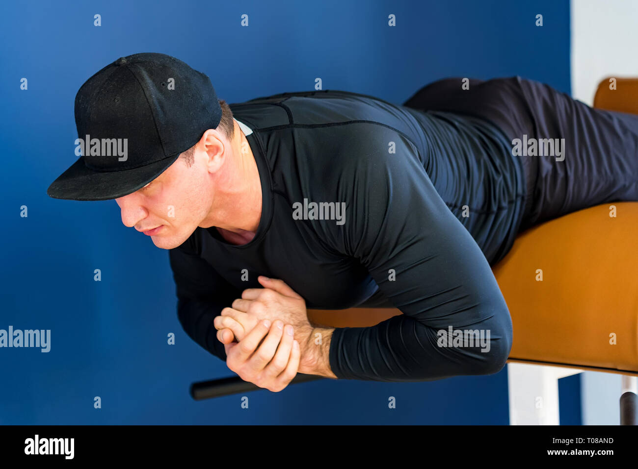 Portrait d'athlète masculin de l'exercice dans la salle de sport abs Banque D'Images