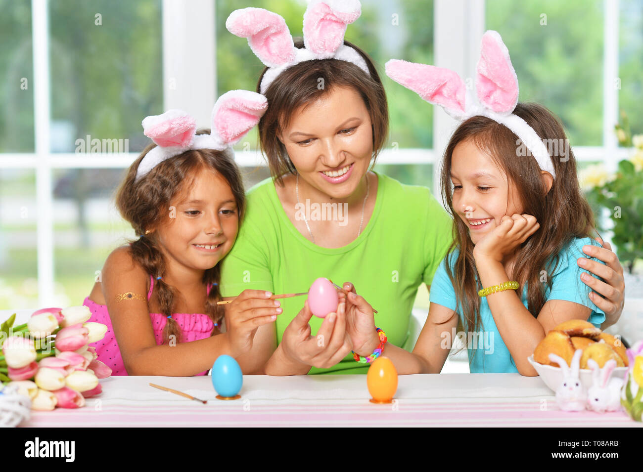 Portrait de la mère et les filles d'oeufs de Pâques à colorier Banque D'Images