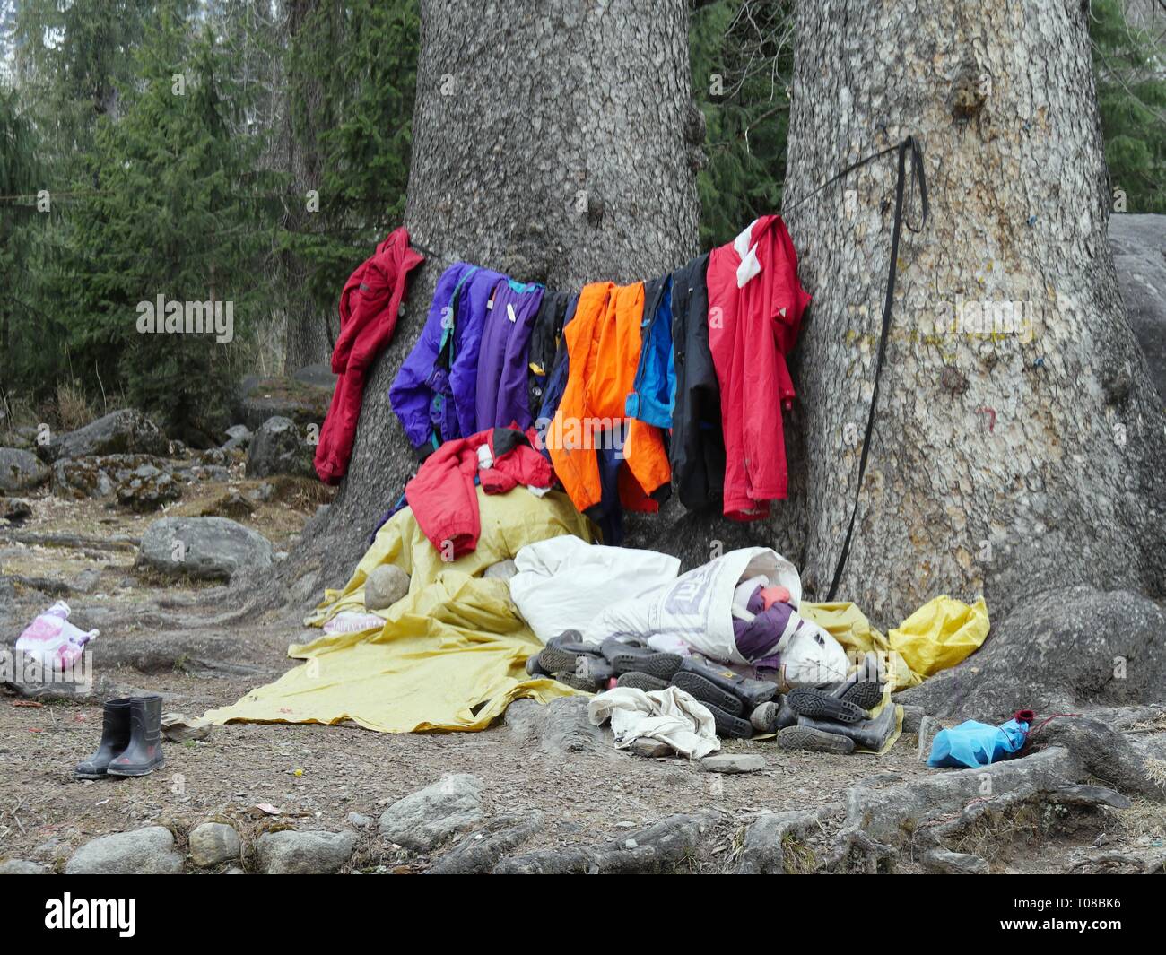 VALLÉE DE SOLANG, HIMACHAL PRADESH—MARS 2018: Raquettes et bottes colorées à louer, avec une personne dormant au sol Banque D'Images