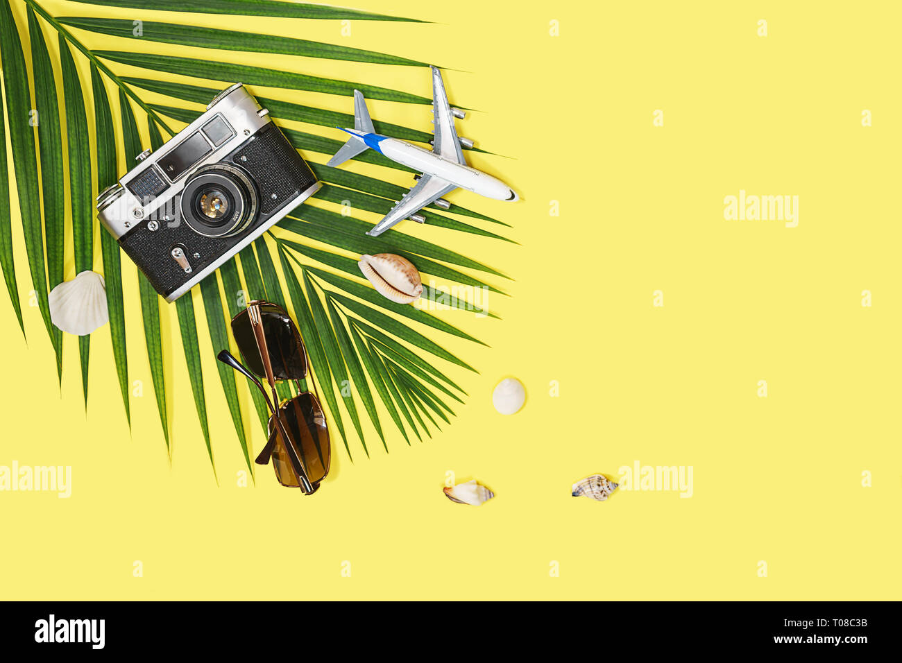 Mise à plat avec le meilleur des accessoires sur fond jaune. Concept de voyage Banque D'Images